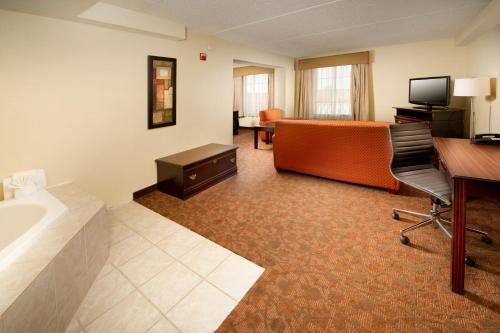 an office with a desk and a computer and a deskicterictericterswersswers at Comfort Suites Dulles Airport in Chantilly