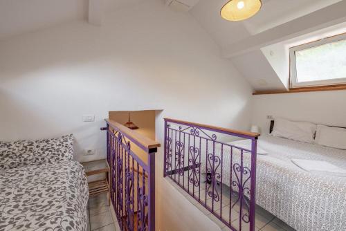 a small room with a bed and a window at Agriturismo Ca du Chittu in Carro