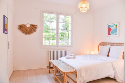 une chambre blanche avec un lit et une fenêtre dans l'établissement Maison du golf proche centre, lac et plages, à Soorts-Hossegor