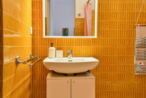 une salle de bain avec un lavabo et un miroir dans l'établissement Maison du golf proche centre, lac et plages, à Soorts-Hossegor