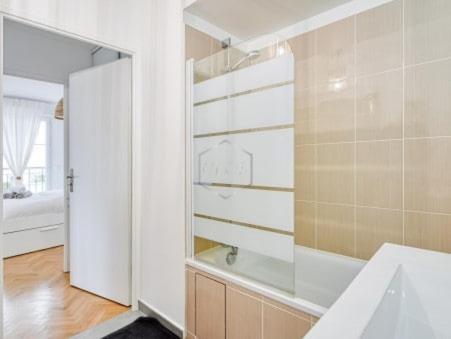 une salle de bain avec un lavabo et un miroir dans l'établissement Jasmine Apartment - Disneyland Paris, à Serris