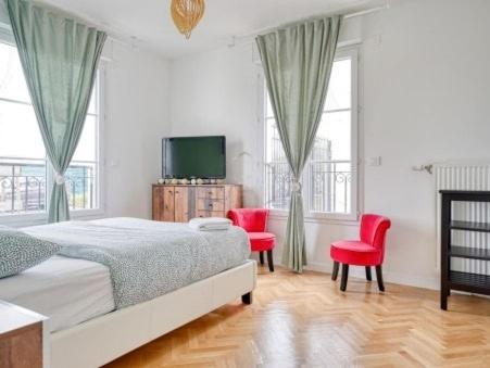 - une chambre avec un lit et deux chaises rouges dans l'établissement Jasmine Apartment - Disneyland Paris, à Serris