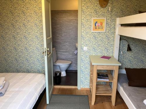 Postel nebo postele na pokoji v ubytování STF Lugnåsberget Ekohotell