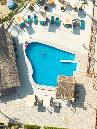 an overhead view of a swimming pool at a resort at El Refugio de Vichayito in Vichayito