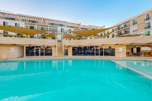 an empty swimming pool in front of a building at Departamento C-25 in San José del Cabo