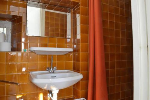 a bathroom with a sink and a mirror at Appart Studio 2 couchages PORT-VENDRES BN350-003 in Port-Vendres