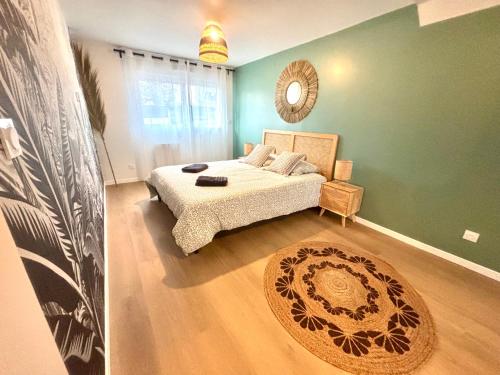 une chambre avec un lit et un mur végétal dans l'établissement Appartement Chaleureux, à Laval