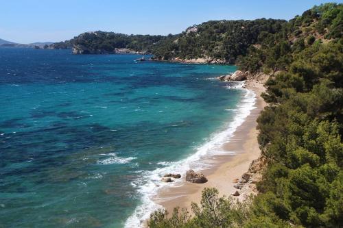 Photo de la galerie de l'établissement Maison toute rénovée - Jardin - Plages à 1km, au Pradet