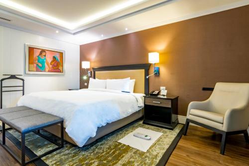 Postel nebo postele na pokoji v ubytování Hotel Lucerna Mexicali