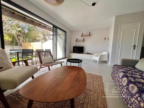 Photo de la galerie de l'établissement Maison toute rénovée - Jardin - Plages à 1km, au Pradet