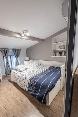 une chambre avec un lit et une étagère dans l'établissement gîte La Ferrandière Berson Blaye Bordeaux Gironde, à Berson