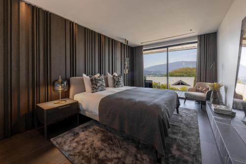 La PirrazにあるVilla Tomar - vue lacの大きなベッドと大きな窓のある寝室