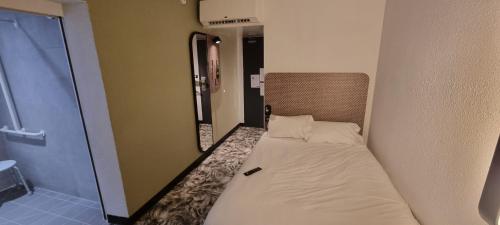 Ένα ή περισσότερα κρεβάτια σε δωμάτιο στο B&B HOTEL Cannes Mouans Sartoux