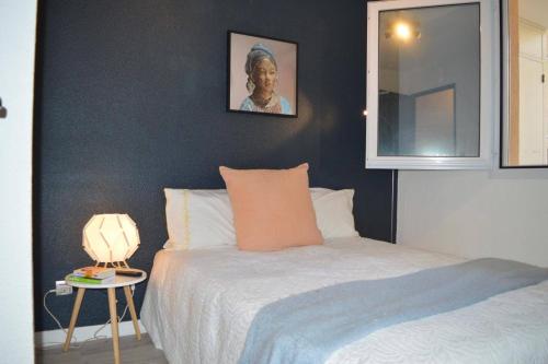 une chambre avec un lit et une table avec une lampe dans l'établissement Appart 2 pièces 4 couchages BANYULS SUR MER BN120-4217, à Banyuls-sur-Mer