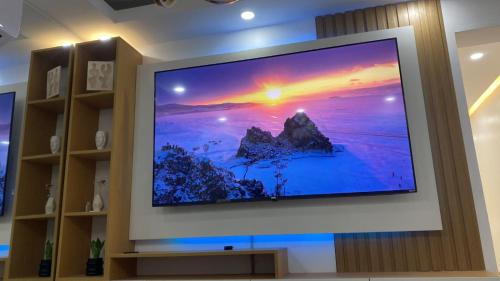 Un televisor de pantalla plana en una pared de una sala de estar. en Apartamento, en Mendoza