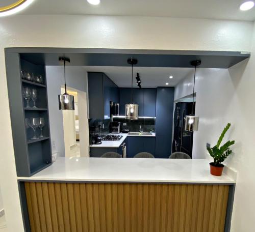 Una cocina con gabinetes azules y una encimera blanca. en Apartamento, en Mendoza