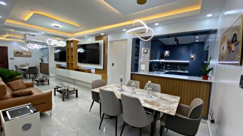 Apartamento tesisinde bir oturma alanı