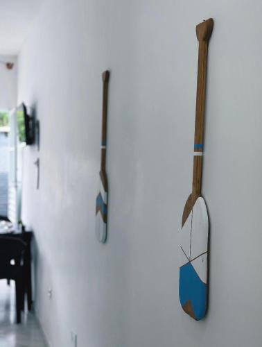 two guitars hanging on a wall in a room at Casa Bali Beira Mar - Sesc Bertioga in Bertioga