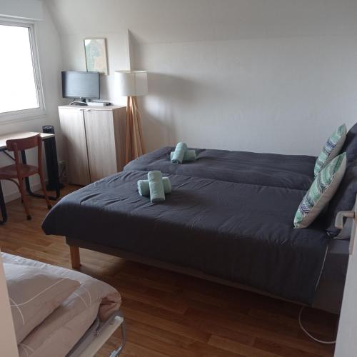 a bedroom with a bed with two teddy bears on it at Superbe appartement avec vue sur la mer in Arcachon