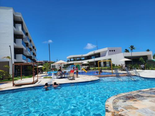 basen w hotelu z ludźmi w wodzie w obiekcie Novíssimo Makia Experience-Muro Alto em Porto de Galinhas w mieście Ipojuca