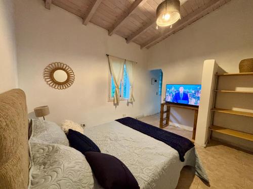 En eller flere senge i et værelse på Departamento COLIBRÍES para dos sobre el lago