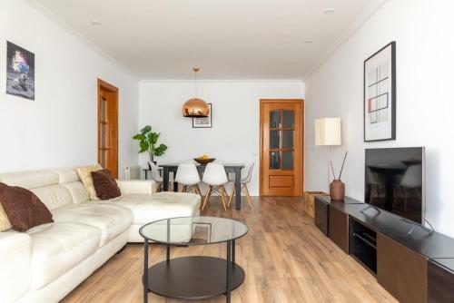 Sagrada Familia views, big and bright apartment