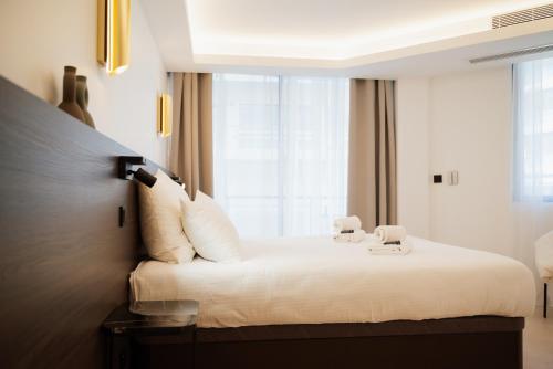 une chambre d'hôtel avec un lit et une fenêtre dans l'établissement Moderne et Chic T3, à deux pas de la Croisette, à Cannes