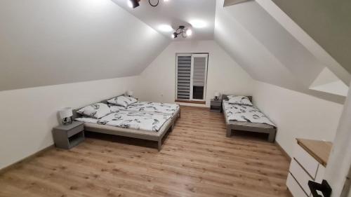 Ένα ή περισσότερα κρεβάτια σε δωμάτιο στο HOUSE OF ENERGY Zator Przeciszów