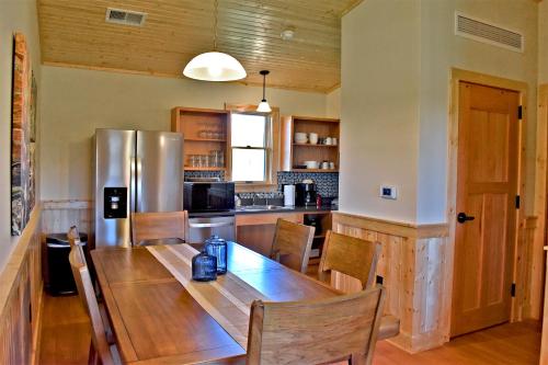 een keuken met een houten tafel en een koelkast bij Johnson's Shut-ins State Park in Monterey