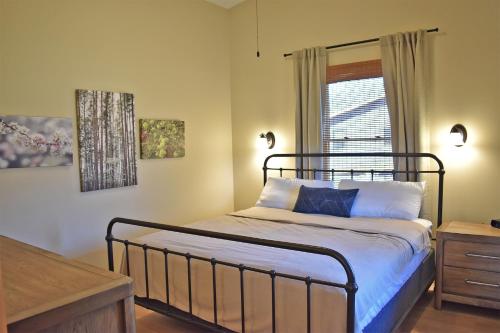 een slaapkamer met een bed met blauwe lakens en een raam bij Johnson's Shut-ins State Park in Monterey