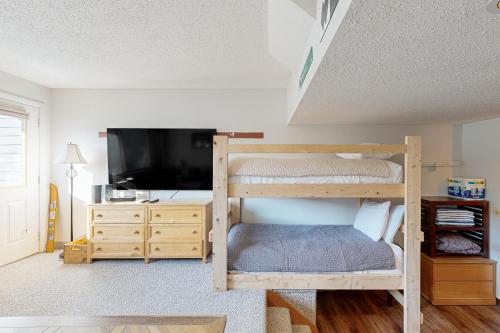 Un dormitorio con dos literas y un televisor. en Roadrunner 2 A206, en Newry