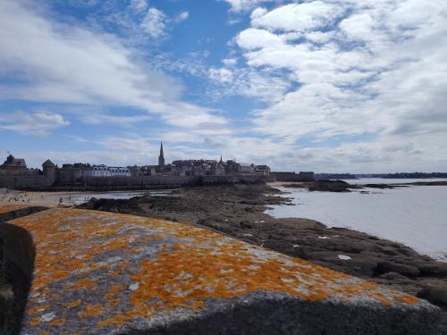 un groupe de bâtiments sur la rive d'une plage dans l'établissement La Mont Doloise, à Mont-Dol