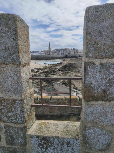 - une vue sur la plage depuis un mur en pierre dans l'établissement La Mont Doloise, à Mont-Dol