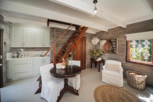 una cucina con un tavolo e una scala a chiocciola di Viewpoint Estate Accommodation a Haenertsburg