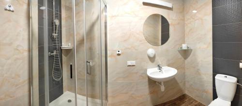 a bathroom with a shower and a toilet and a sink at Pokoje w Moszczenicy U Pasonia in Stary Sącz