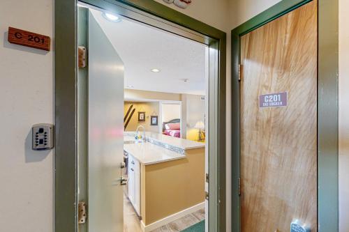 un pasillo con una puerta a una cocina con un cartel que lee alquiler en Ski 'n' Stay, en Ludlow
