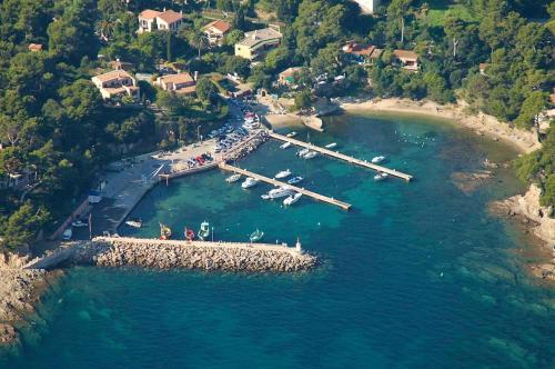 une vue aérienne sur un quai avec des bateaux dans l'eau dans l'établissement Villa La Sarrazine - Port du Niel - Vue Mer, à Hyères
