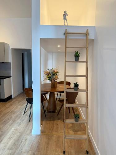 une salle à manger avec une table et une échelle dans l'établissement Magnifique 2 pièces - Vieux Nice, à Nice