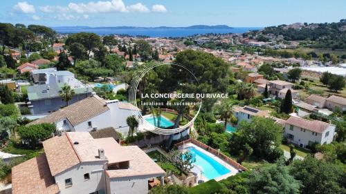 - une vue aérienne sur un complexe avec une montagne dans l'établissement Villa Le Sud - Piscine - Vue dégagée et aperçu mer, à Carqueiranne