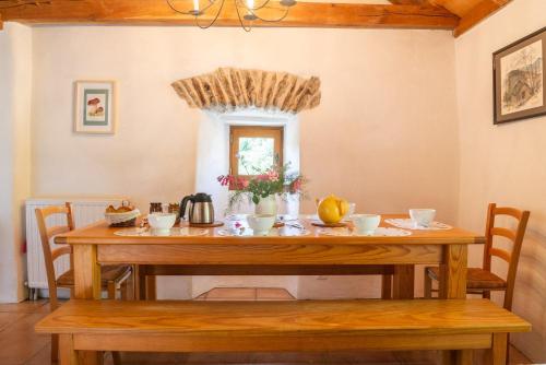 Photo de la galerie de l'établissement Gîte Gîte 6/8 pers à Loubreyrou, à Pénens