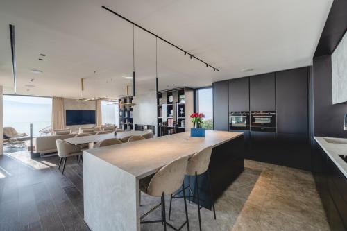 une cuisine avec un grand îlot au milieu dans l'établissement Villa Les Restanques, à Veyrier-du-Lac