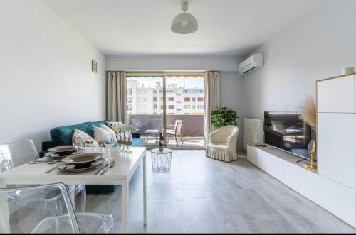 un salon avec un canapé et une table dans l'établissement Grand studio vue mer à Antibes, à Antibes