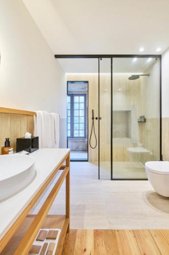 a bathroom with a tub and a sink at MS Collection Arouca - Mosteiro de Arouca in Arouca
