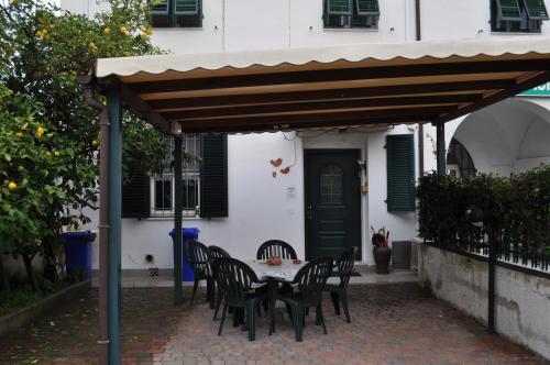 a table and chairs under awning in front of a house at Affittacamere Elisa in Pisa