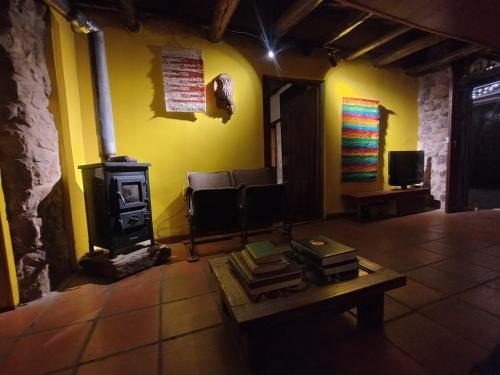 Una televisión o centro de entretenimiento en Finca La Aurora Hospedaje Rural de Montaña
