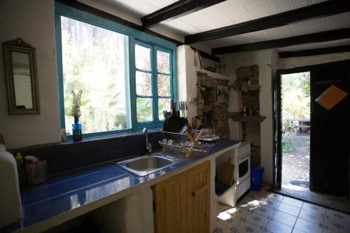 cocina con fregadero y ventana en La Molina - casas independientes en naturaleza excepcional, en Setenil