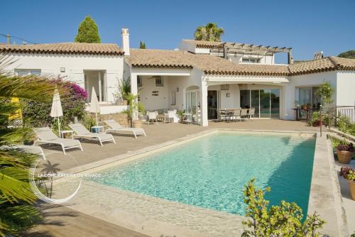 Photo de la galerie de l'établissement Villa Cycas - Piscine - Vue Mer - Plage à 300m, à Carqueiranne