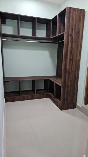 Zimmer mit Holzregalen und weißem Boden in der Unterkunft Mas Que Depas Centro de Pesqueria habitacion 1 in Pesquería