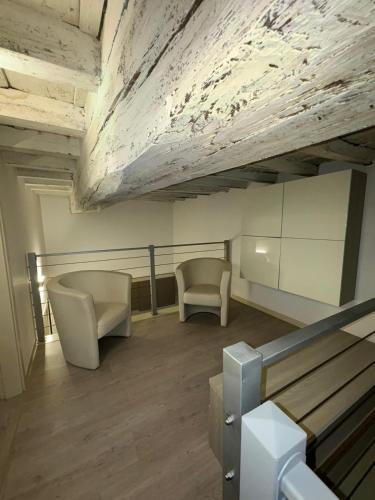 a waiting room with two chairs at il Primo in Cremona
