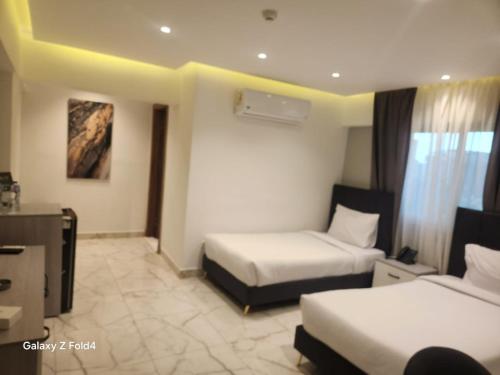 Postel nebo postele na pokoji v ubytování El Mesaadya Hotel فندق المساعدية